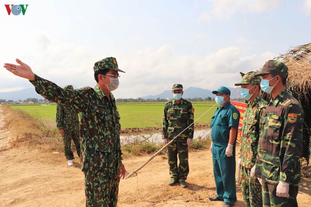 Đại tá Huỳnh Văn Đông, Phó Chính ủy Bộ đội Biên phòng tỉnh kiểm tra, giao nhiệm vụ cho các Tổ công tác phòng, chống dịch Covid-19.