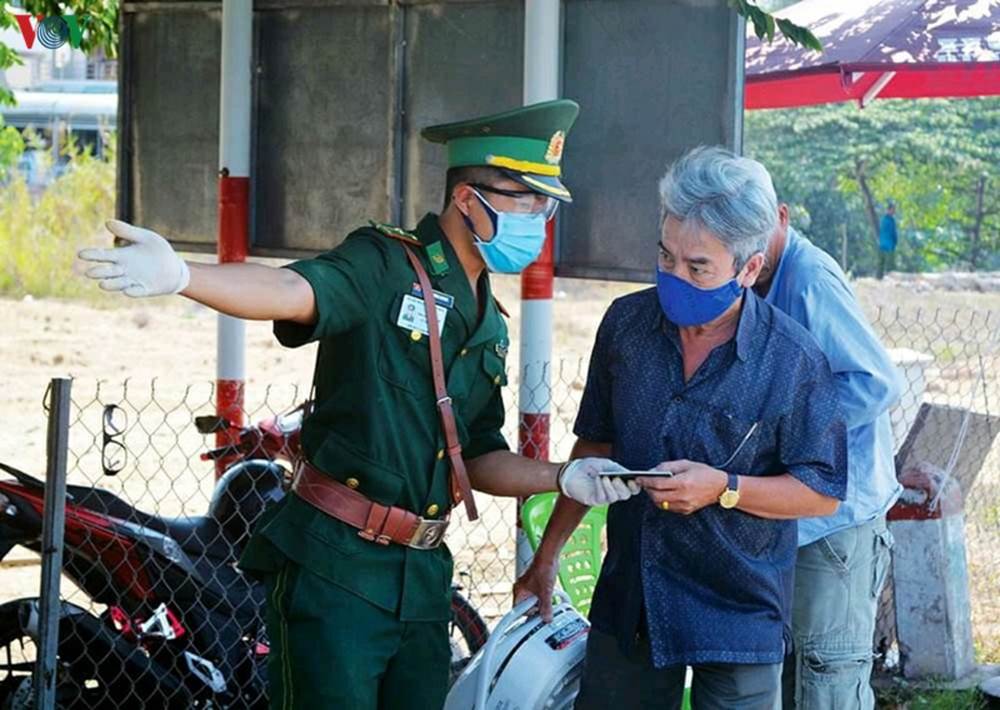 Người đân không có hộ khẩu thường trú tại Việt Nam không được nhập cảnh.
