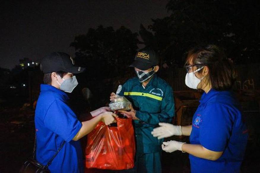Tối 9/4, các đoàn viên thanh niên phường Phú Đô (Hà Nội), trong màu áo xanh tình nguyện đã đi đến từng ngõ xóm trong khu vực để tặng quà cho các công nhân vệ sinh môi trường, những gia đình có hoàn cảnh đặc biệt khó khăn. (ảnh: Tuổi trẻ Thủ đô)