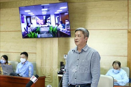 Thứ trưởng Bộ Y tế Nguyễn Trường Sơn trình bày báo cáo về công tác khám, chữa bệnh. Ảnh: Minh Quyết/TTXVN