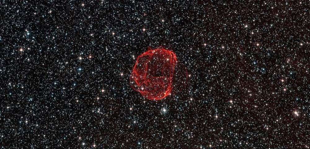 Sau khi một ngôi sao phát nổ, nó sẽ trở thành một tinh vân hành tinh - một loại tinh vân phát quang chứa lớp vỏ khí ion hóa phát sáng. Đây là một hiện tượng tương đối ngắn ngủi khi chỉ diễn ra trong vài chục nghìn năm, so với tuổi đời thông thường hàng tỉ năm của một ngôi sao.