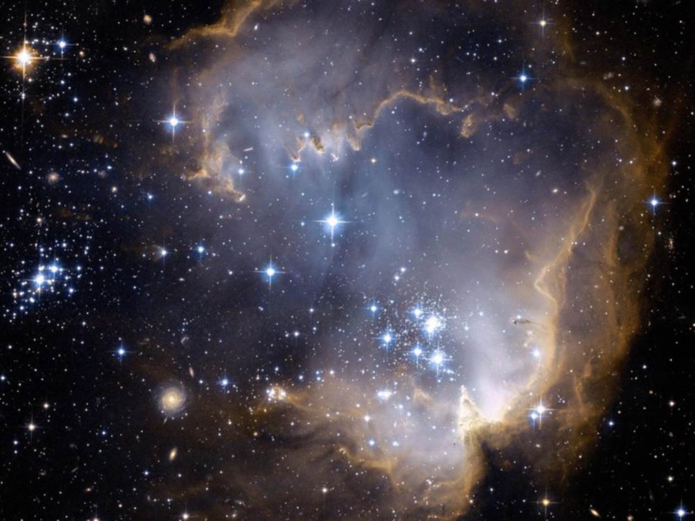 Những cụm sao màu xanh này nằm ở thiên hà lùn Đám mây Magellan nhỏ. Sự hình thành sao trong những đám bụi khí này vẫn còn tiếp diễn tới ngày nay.