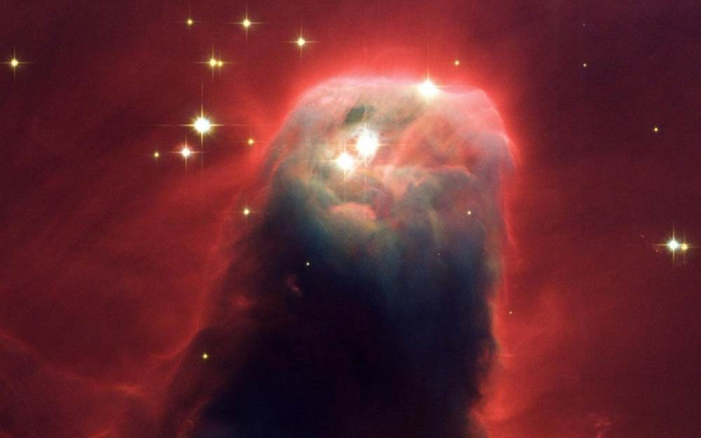 Tinh vân Nón (Cone Nebula) nằm trong chòm sao Kỳ Lân bao gồm 1 cột khí và bụi tối màu. Những dải màu đỏ của tinh vân này được tạo ra bởi những luồng khí hydro phát quang.