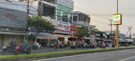 2 tiệm bánh ngọt lớn trên đường Nguyễn Huệ (Phường 2- TP Vĩnh Long) có lượng khách khá đông trong những ngày giãn cách xã hội.