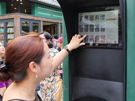 Trạm tra cứu thông tin điện tử công cộng để giúp bạn đọc và du khách có thể tìm hiểu về lịch sử, văn hóa, du lịch của Hà Nội và sách điện tử được lắp đặt tại phố sách Hà Nội. (Ảnh minh họa: PV/ Vietnam+)