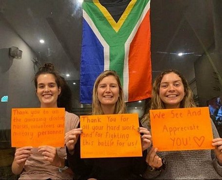 Lời cảm ơn từ 3 cô giáo tiếng Anh người Nam Phi (từ trái sang): Julia Meyer, Courtney Jordaan và Molly McMiles - Ảnh: NVCC
