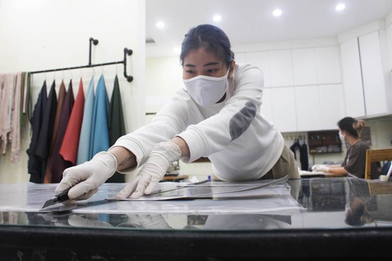 Chị Nguyễn Thị Thùy Trang, thành viên trong nhóm thiện nguyện đang cắt silicone để sản xuất chiếc tai giả