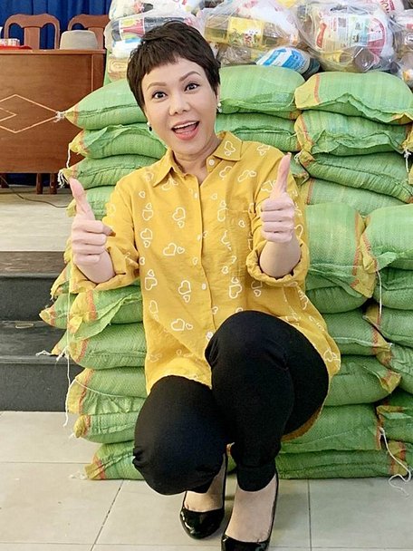  Nghệ sĩ Việt Hương tiếp tục tặng gạo cho người nghèo và nghệ sĩ nghèo sau khi nhận tin nhắn từ nhiều người bảo 