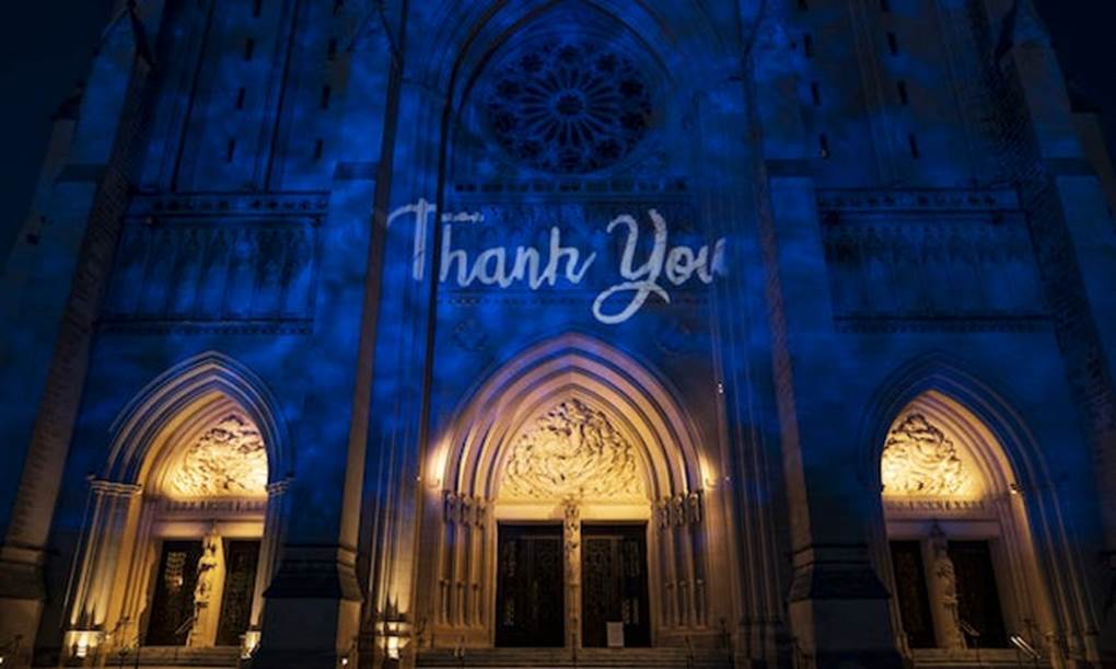  Nhà thờ chính tòa Quốc gia Washington tại Mỹ thắp đèn xanh với dòng chữ 