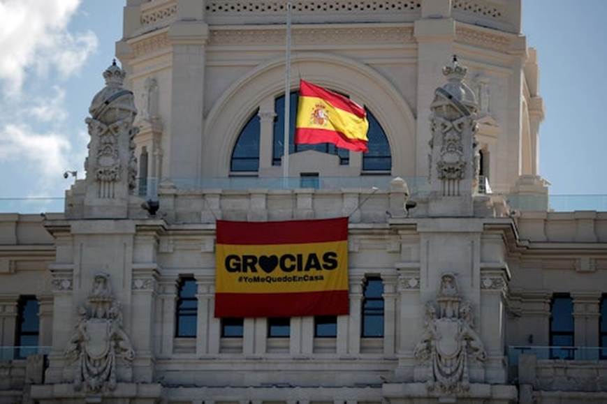  Lời cảm tạ trên lá cờ treo lên toà nhà đô thị ở Madrid, Tây Ban Nha. Ảnh: Getty Images