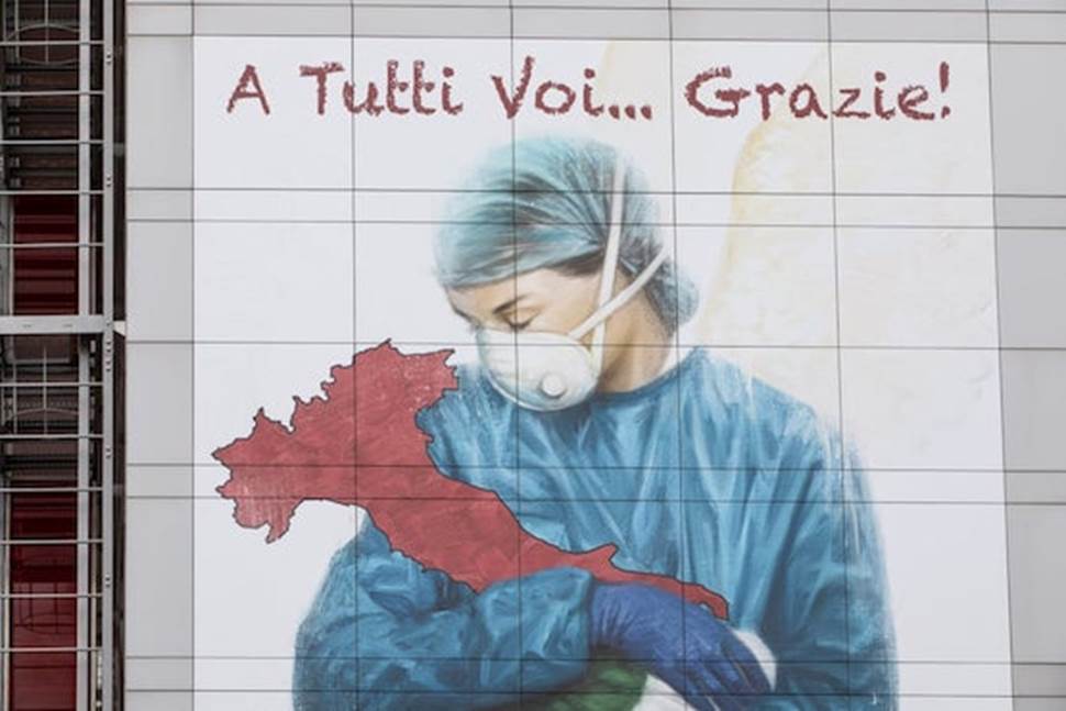  Tại Bergamo, Italy, những nghệ sĩ đường phố đã vẽ lên bức tường bệnh viện Papa Giovanni XXIII hình ảnh một nhân viên y tế đang ôm trọn 