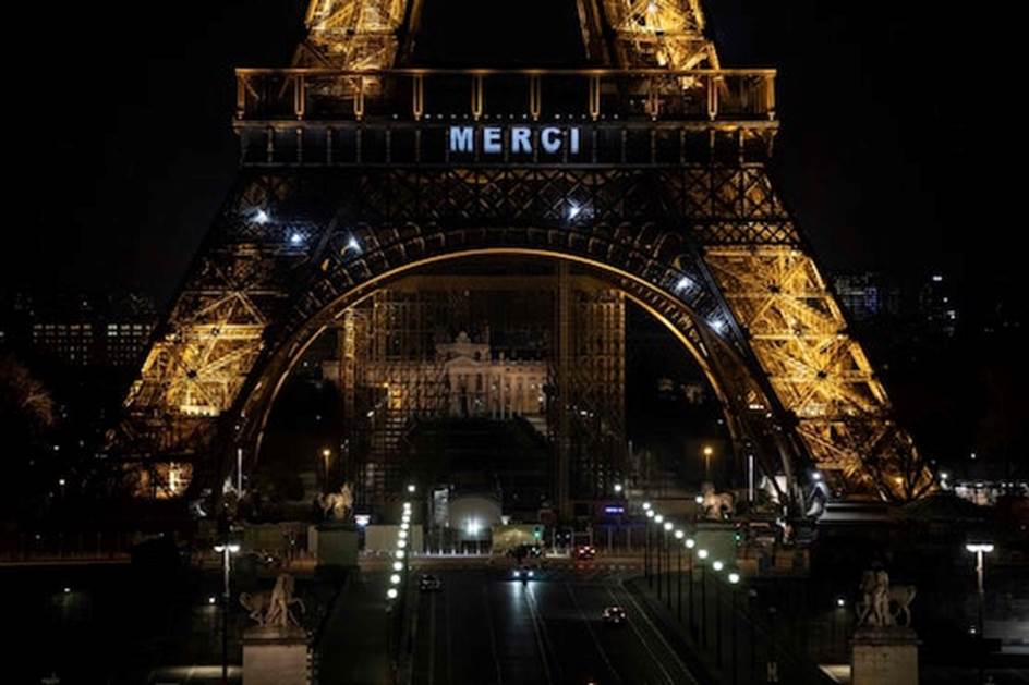  Lời cảm ơn được thắp sáng tại Tháp Eiffel, Paris, Pháp. Ảnh: Getty Images