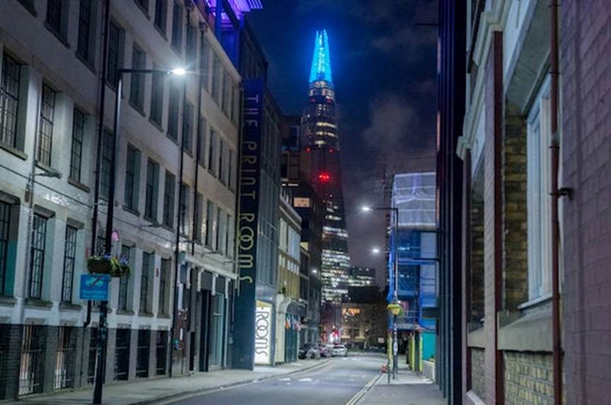  Tầng cao nhất của tòa nhà chọc trời Shard chiếu sáng màu xanh để ủng hộ nhân viên NHS ở London  Ảnh: Getty Images