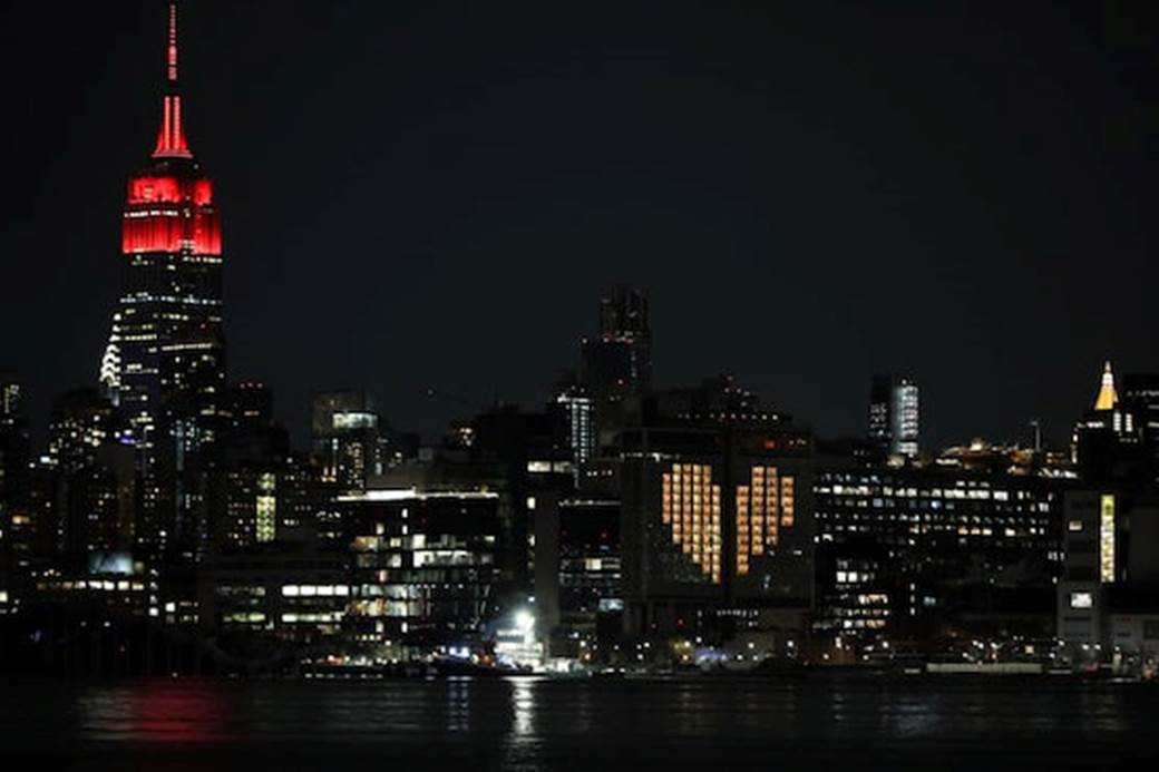 Tòa nhà Empire State được chiếu sáng hình trái tim tôn vinh nhân viên y tế khẩn cấp ở New York, Mỹ. Ảnh: Getty Images