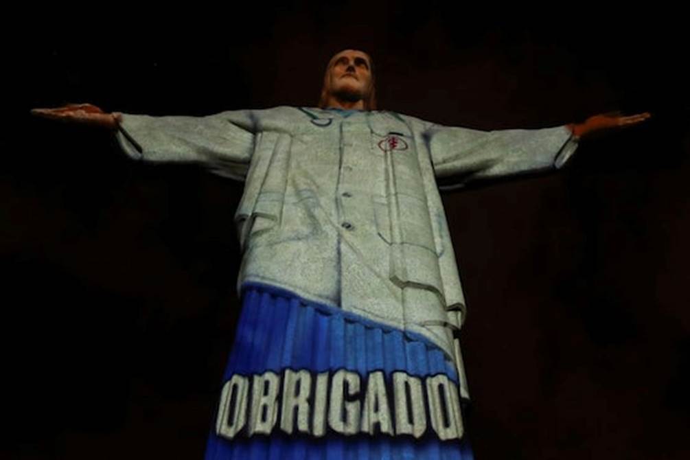  Tượng Chúa Kito Cứu thế ở Rio de Janeiro, Brazil, được chiếu sáng với hình ảnh, thông điệp ý nghĩa tôn vinh các nhân viên y tế trong cuộc chiến chống dịch COVID-19. Ảnh: Reuters