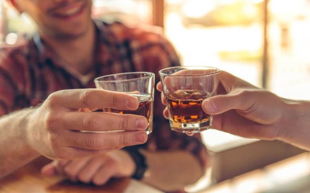 Không uống quá nhiều rượu: Uống nhiều rượu, bia và các chất có cồn khác sẽ gây ra những tác hại xấu cho sức khỏe, giảm trí nhớ và béo phì ...