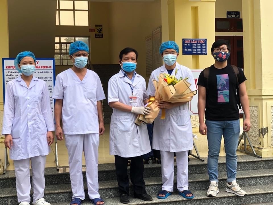 Bệnh nhân được công bố khỏi bệnh tại Bệnh viện Đa khoa huyện Nho Quan, tỉnh Ninh Bình. Ảnh: VGP/Phạm Hằng