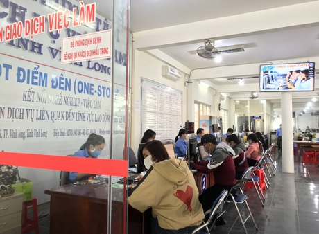 Người lao động đến làm thủ tục đề nghị hưởng bảo hiểm thất nghiệp tại Trung tâm Dịch vụ việc làm tỉnh Vĩnh Long (hình chụp cuối tháng 3/2020).