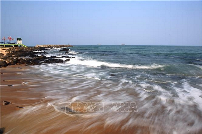 Những bãi đá lấn dài ra biển ở hai bên bãi tắm Cửa Tùng.