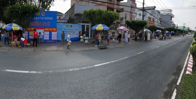 Cùng ngày, “ATM gạo” lưu động đặt tại tại đường Phạm Thái Bường, Phường 4, do Đoàn thanh niên Công An tỉnh Vĩnh Long vận động mạnh thường quân thành phố Hồ Chí Minh cũng đi vào hoạt động.