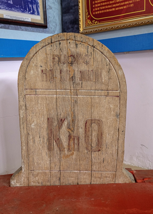 Cột mốc Km0 bằng gỗ được lưu giữ tại Phòng Truyền thống Tân Kỳ ngày đầu mở đường Hồ Chí Minh.