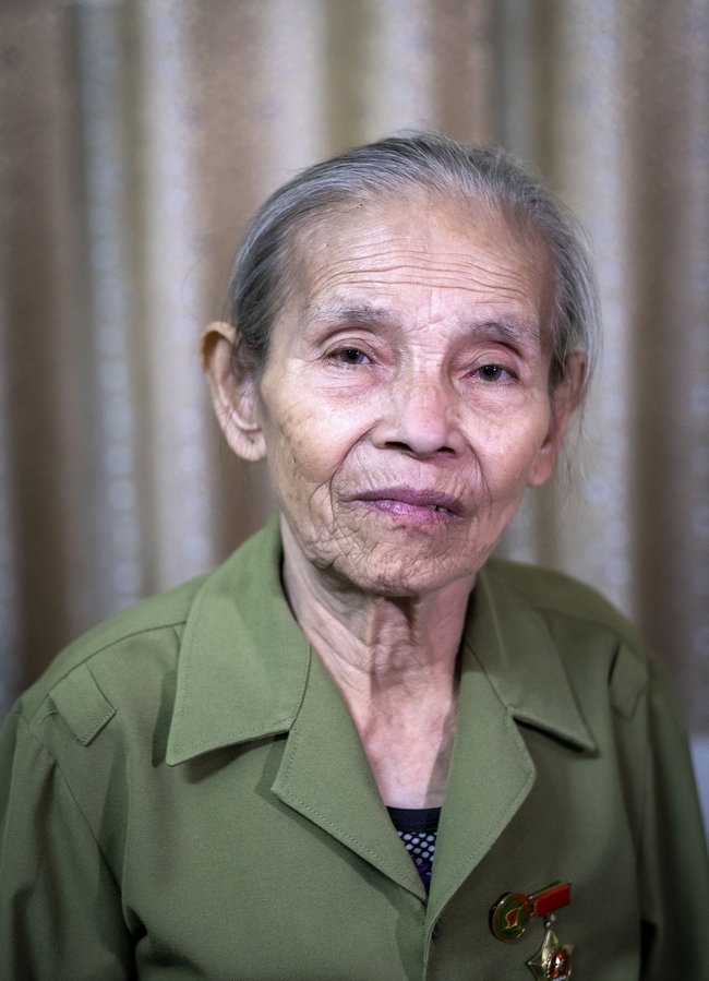 Đồng chí Trần Thị Thông- Tiểu đội trưởng “Tiểu đội thép anh hùng”- là người sống sót duy nhất trong trận bom ngày 31/10/1968, nhờ khẩu súng trường gác trên vai mà chị được cứu sống.