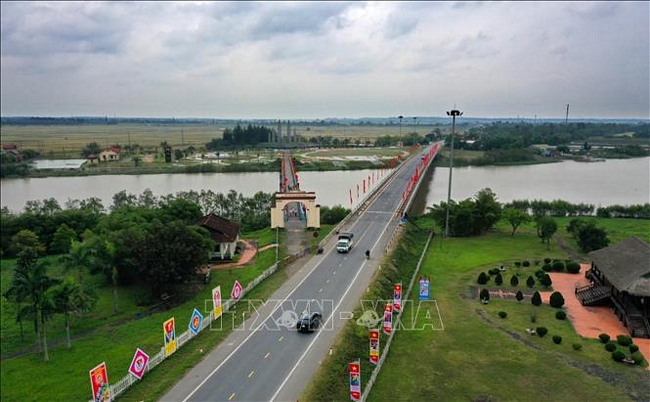 Cụm Di tích lịch sử Quốc gia đặc biệt Ðôi bờ Hiền Lương - Bến Hải (nhìn từ hướng Bắc-Nam). Ảnh: Hồ Cầu/TTXVN