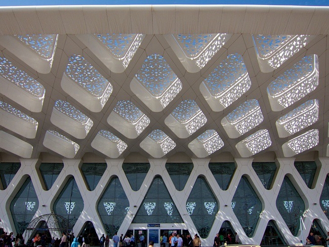 Sân bay được xây dựng trên một dự án độc đáo kết hợp các công nghệ và truyền thống văn hóa Ma-rốc của châu Âu.