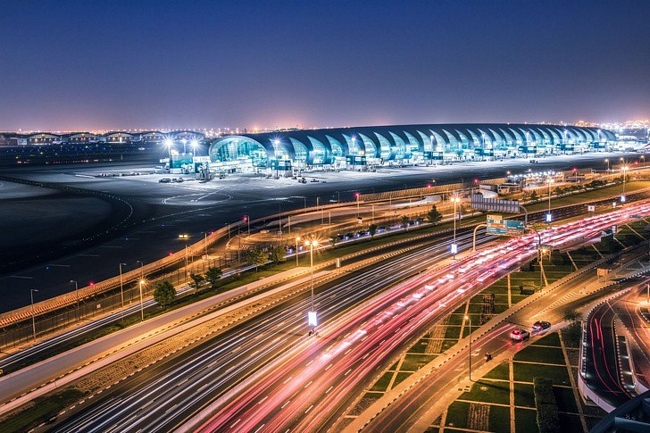 Sân bay quốc tế Dubai (UAE): là sân bay dân sự lớn nhất ở Các Tiểu vương quốc Ả Rập Thống nhất, chào đón hành khách với một rừng cọ.