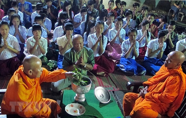 Nghi lễ cúng Trăng được thực hiện trong dịp Festival Đua ghe Ngo đồng bào Khmer Đồng bằng sông Cửu Long 2013 tại thành phố Sóc Trăng. (Ảnh: Trung Hiếu/TTXVN)