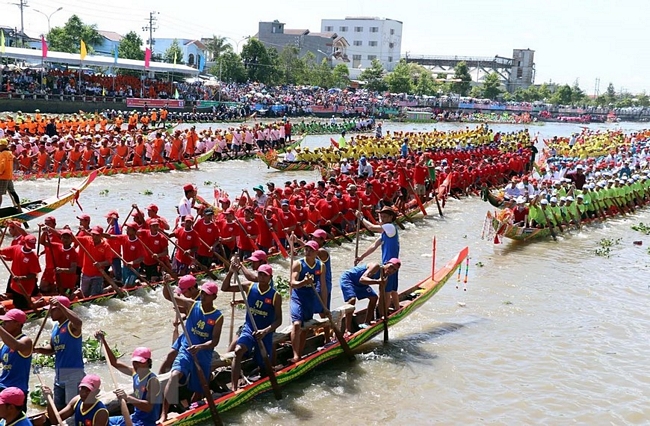 Giải đua ghe Ngo tỉnh Sóc Trăng mừng lễ hội Ok Om Bok. (Ảnh: TTXVN)