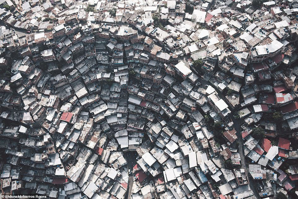 Nhìn từ trên cao, khu dân cư đông đúc chật cứng nhà ở tại thành phố Petare, Venezuela, cũng mang vẻ đẹp ấn tượng và được ban tổ chức cuộc thi đánh giá cao - Ảnh: DONALDOBARROS/AGORA