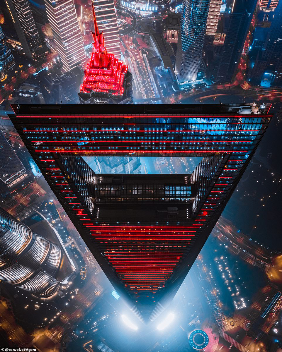 Nhiếp ảnh gia người Nga Vitaly Tyuk với bức ảnh chụp Trung tâm tài chính thế giới Thượng Hải. Đây là một tòa nhà được xây dựng bắt đầu năm 1997 nhưng do khủng hoảng tài chính nên mãi tới năm 2008 mới khánh thành. Với độ cao 492m, 101 tầng, đây là tòa tháp cao nhất Trung Quốc và cao thứ tư thế giới sau tháp Đài Bắc 101 của Đài Loan, Willis Tower của Hoa Kỳ và tòa tháp cao nhất thế giới hiện nay - Burj Khalifa của Các Tiểu vương quốc Ả Rập thống nhất.