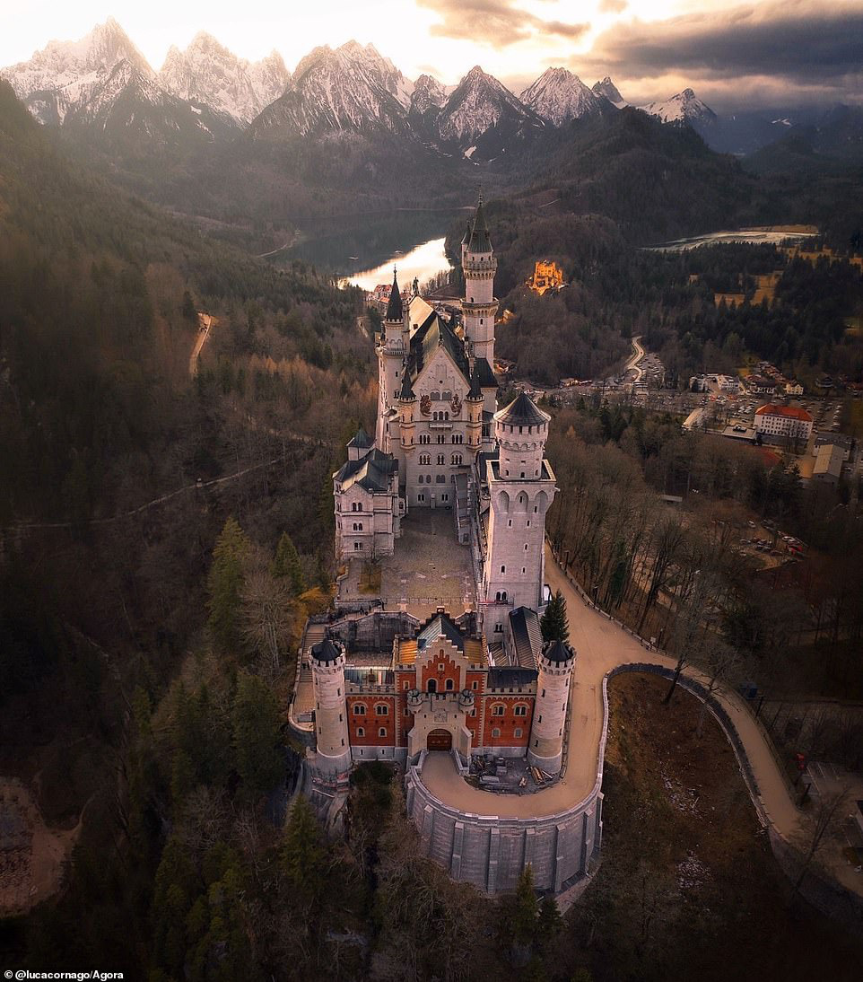 Nhiếp ảnh gia người Ý @lucacornago đã chụp bức ảnh lâu đài Neuschwanstein ở Schwangau, Đức khi đến đây du lịch. “Thời điểm chụp trời rất lạnh, bàn tay tôi tê cứng nhưng khi những tia nắng hoàng hôn chiếu xuống tòa lâu đài, nó làm tôi nhớ về thời thơ ấu và những truyện cổ tích của hãng Walt Disney”, tác giả bức ảnh chia sẻ.