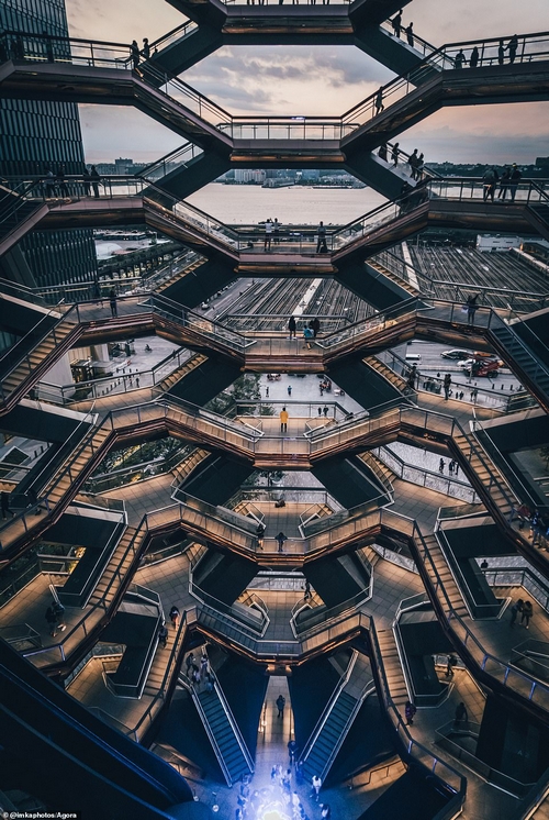 Tòa nhà Vessel cao 45m tại thành phố Hudson Yards của New York (Mỹ) được ví như “siêu kiến trúc” vì tính phức tạp, đánh lừa thị giác và bắt mắt của nó. Bức ảnh tuyệt vời này được nhiếp ảnh gia người Đức Katharina I ghi lại.