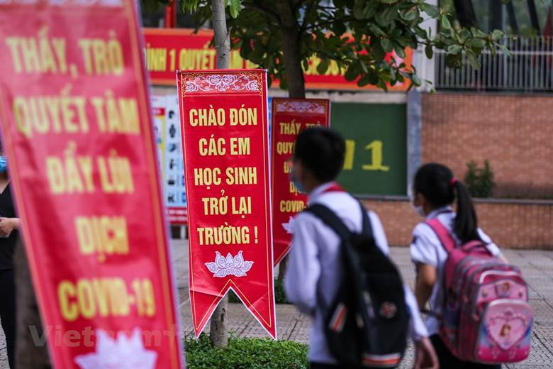  Sáng 4/5, toàn bộ các trường học tại Hà Nội đã tổ chức cho học sinh Trung học cơ sở và Trung học phổ thông đi học lại sau thời gian dài nghỉ để phòng chống dịch COVID-19. (Ảnh: Minh Sơn/Vietnam+)