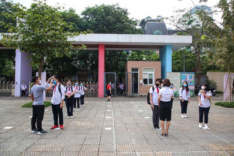  Tại điểm trường Trung học cở sở Mỹ Đình 1 (Nam Từ Liêm, Hà Nội), ngay từ 6 giờ sáng, nhà trường đã tập trung đón học sinh trở lại trường. (Ảnh: Minh Sơn/Vietnam+)