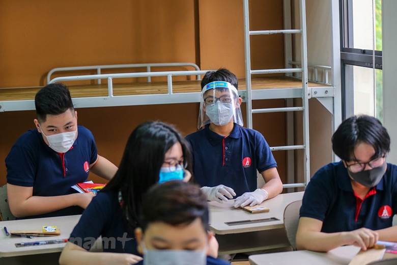  Nguyễn Hoàng Việt, học sinh lớp 7G1 trường Marie Curie cho biết, em được bố mẹ mua cho kính chống giọt bắn và dặn dò không được tụ tập sau khi tan học. (Ảnh: Minh Sơn/Vietnam+)
