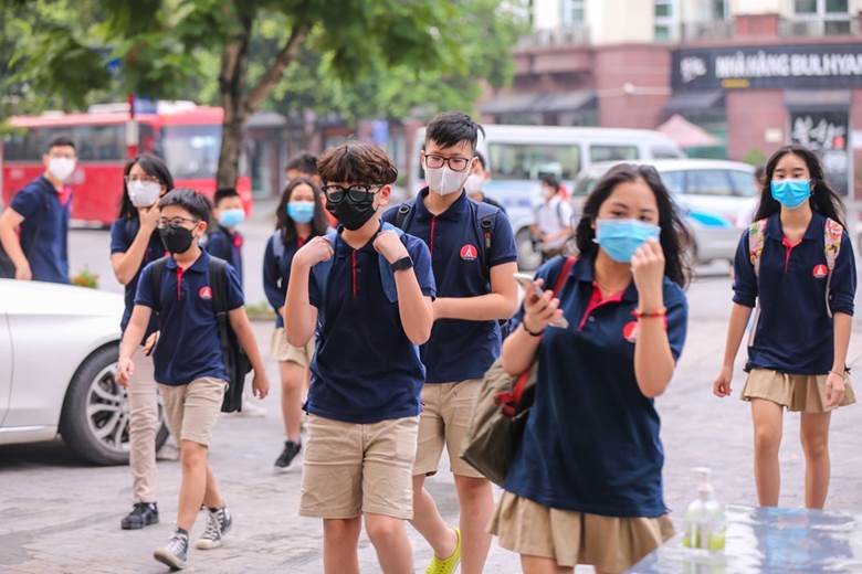  Trước đó trong 3 ngày từ 1-3/5, nhà trường đã tập trung diệt khuẩn, vệ sinh môi trường khuôn viên trường. Nhà trường đã chuẩn bị 10 ngàn khẩu trang phát cho học sinh trong ngày đi học trở lại. (Ảnh: Minh Sơn/Vietnam+)