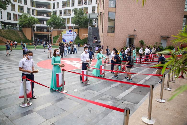  Trong sáng 4/5, toàn bộ các thầy cô giáo trong nhà trường đã ra cổng đón chào các học sinh đi học trở lại. (Ảnh: Minh Sơn/Vietnam+)