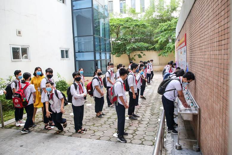  Các học sinh cũng được nhà trường yêu cầu rửa tay diệt khuẩn trước khi vào tiết đầu tiên sau kỳ nghỉ dài ngày. (Ảnh: Minh Sơn/Vietnam+)