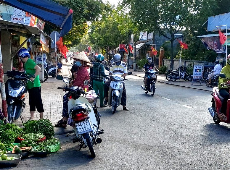 Hình ảnh người đi chợ Phường 1 (ngay dốc cầu Mậu Thân, giao với đường Nguyễn Du) thường xuyên dừng xe ngay giữa đường và chắn lối ra từ đường Nguyễn Du.
