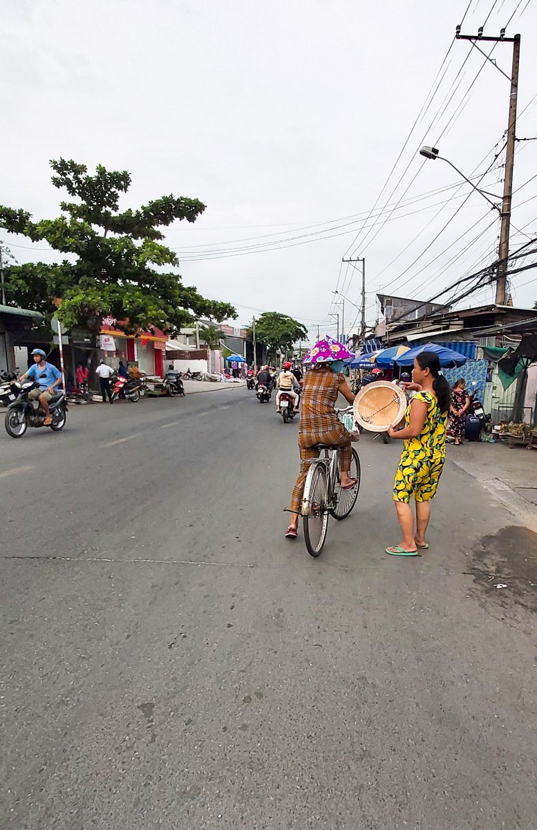  Người đi xe đạp và người đi bộ trò chuyện trên phần đường xe chạy  trên đường Mậu Thân (Phường 3- TP Vĩnh Long)