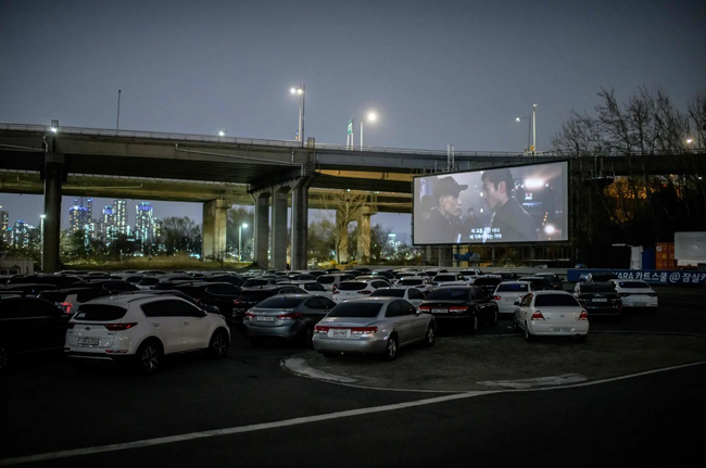  Rạp chiếu phim ngoài trời ở Seoul, Hàn Quốc. Ảnh: AFP