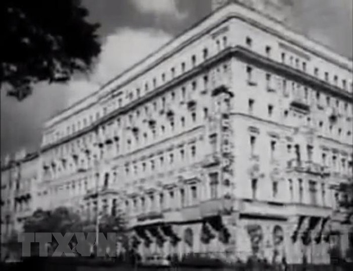 Năm 1923, Nguyễn Ái Quốc tới Moskva (Nga) để tham gia các hoạt động của Quốc tế Cộng sản. Người sống và làm việc từ cuối năm 1923 đến đầu năm 1924 tại khách sạn Lux - số 10 phố Tverskaya. Khách sạn Lux lúc này là nơi được dành riêng cho cán bộ, lãnh tụ giai cấp công nhân từ khắp nơi đến với Quốc tế Cộng sản. (Ảnh: Tư liệu/TTXVN phát)