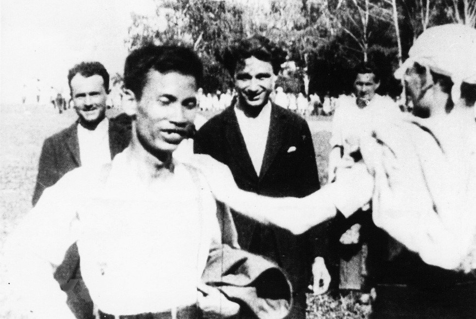  Nguyễn Ái Quốc với nhân dân Moskva (Nga) trên đồi Chim Sẻ, trong thời gian tham dự Đại hội lần thứ V Quốc tế cộng sản (17/6-8/7/1924). (Ảnh: Tư liệu/TTXVN phát)