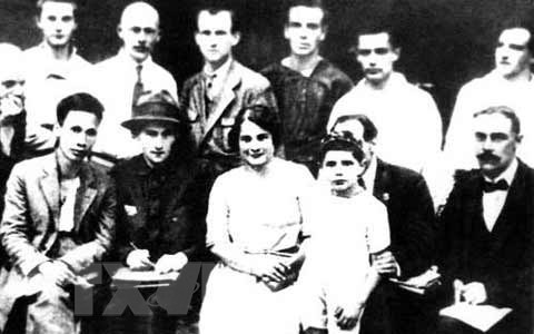  Đồng chí Nguyễn Ái Quốc (người đầu tiên bên trái hàng ngồi) chụp ảnh với một số đại biểu tham dự Đại hội lần thứ V Quốc tế cộng sản của tại Moskva, Nga từ 17/6 - 8/7/1924. (Ảnh: Tư liệu/TTXVN phát)