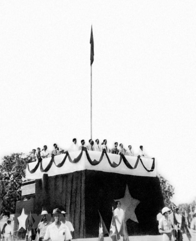  Ngày 2/9/1945, tại Quảng trường Ba Đình – Hà Nội, Chủ tịch Hồ Chí Minh đọc “Tuyên ngôn Độc lập”, tuyên bố sự ra đời của nước Việt Nam Dân chủ Cộng hòa. (Ảnh: Tư liệu/TTXVN phát)
