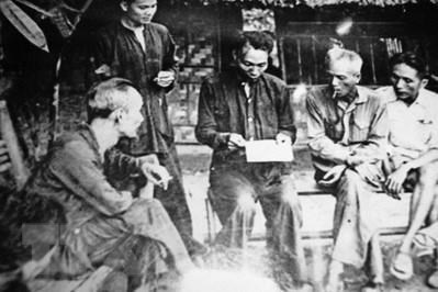  Bác Hồ (Thầu Chín) và các đồng chí tại Thái Lan năm 1928. Thầu Chín là bí danh của lãnh tụ Nguyễn Ái Quốc hoạt động ở Xiêm, nay là Vương quốc Thái Lan, trong thời gian 1928-1929. Thầu là tiếng Thái-Lào, để gọi người nhiều tuổi và biểu thị sự tôn kính. (Ảnh: Tư liệu/TTXVN phát)