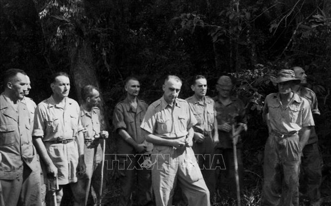   Tướng De Castries (đi đầu) cùng toàn bộ Bộ tham mưu Tập đoàn cứ điểm Điện Biên Phủ ra hàng, chiều 7/5/1954. Ảnh: Triệu Đại/TTXVN
